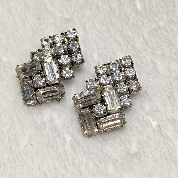 Vintage 60's Clear Rhinestone & Silvertone Clip-On Earrings - Picture 2 of 9